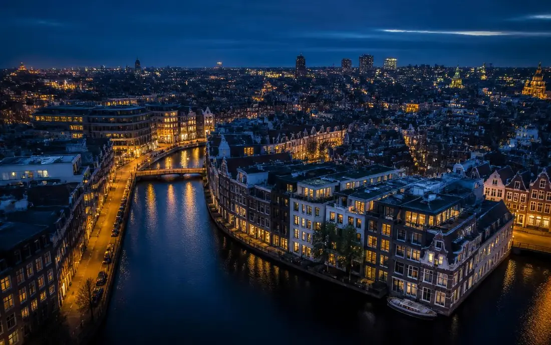 Luchtfoto van een Nederlandse grachtenwijk tijdens het blauwe uur